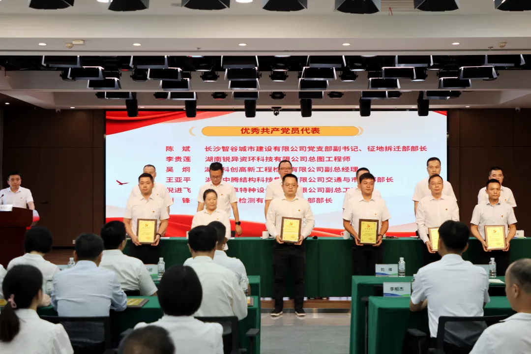 喜報(bào)！中騰科技王亞平同志榮獲岳麓高新區(qū)“優(yōu)秀共產(chǎn)黨員”稱號(hào)